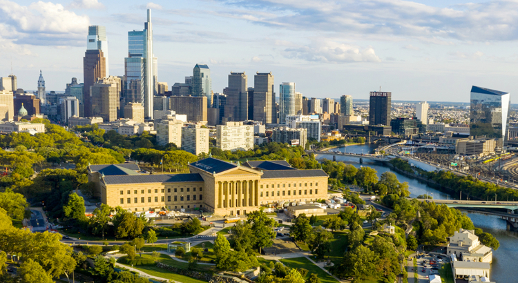 USA Philadelphia Skyline with Fairmount Park Foto PHLCVB